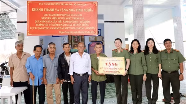 Cục An ninh chính trị nội bộ trao 15 căn Nhà tình nghĩa tặng Cựu chiến binh Tiểu đoàn Tây Đô