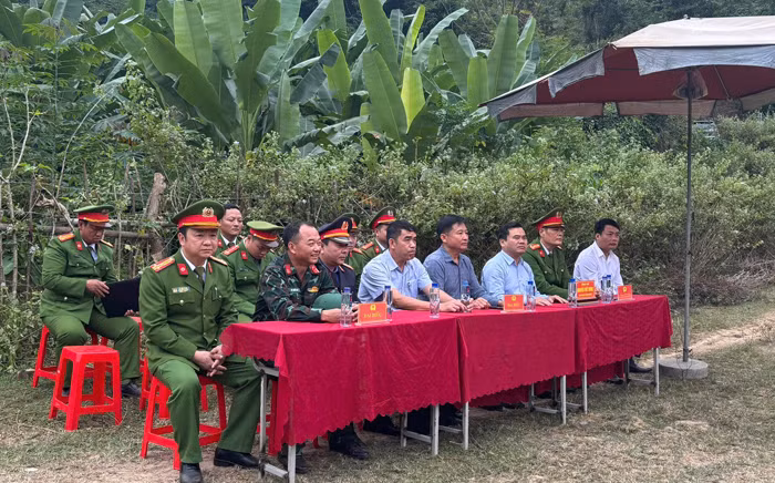 Huyện Kỳ Sơn tiêu hủy gần 1.000 khẩu súng và nòng súng các loại -0