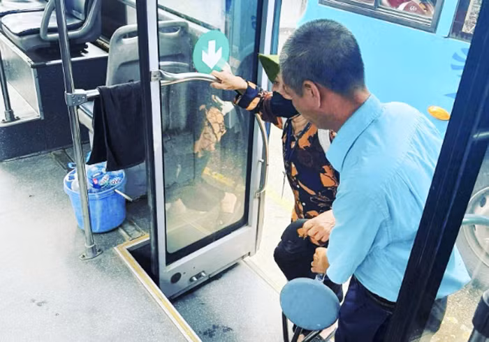Những việc làm tận tâm chan chứa nghĩa tình của nhân viên phục vụ buýt Traserco -0