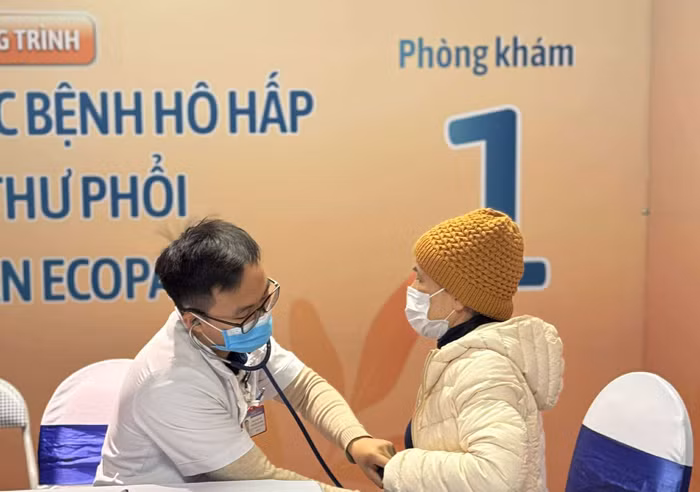 500 người dân tại Hưng Yên được khám, tư vấn bệnh hô hấp và sàng lọc ung thư phổi miễn phí -1