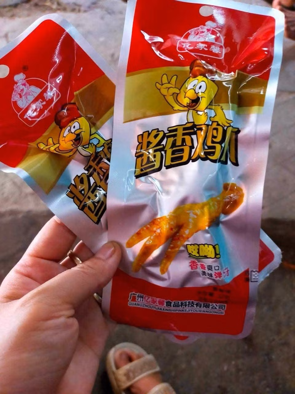 Hiểm họa từ đồ ăn vặt gắn mác “hàng nội địa