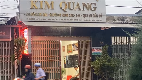 Truy bắt nóng hai kẻ dùng búa cướp tiệm vàng