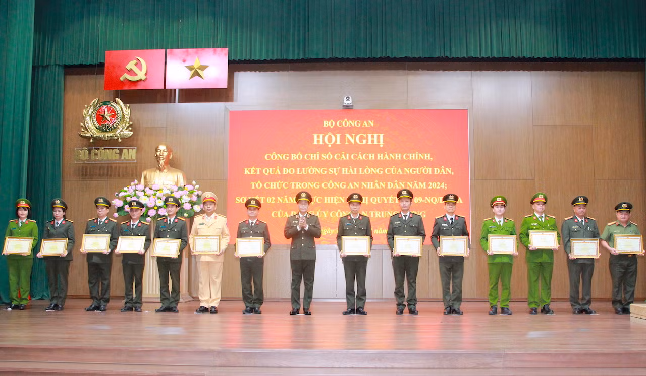 Mức độ hài lòng của người dân về giải quyết thủ tục hành chính trong CAND đạt 98,74% -1
