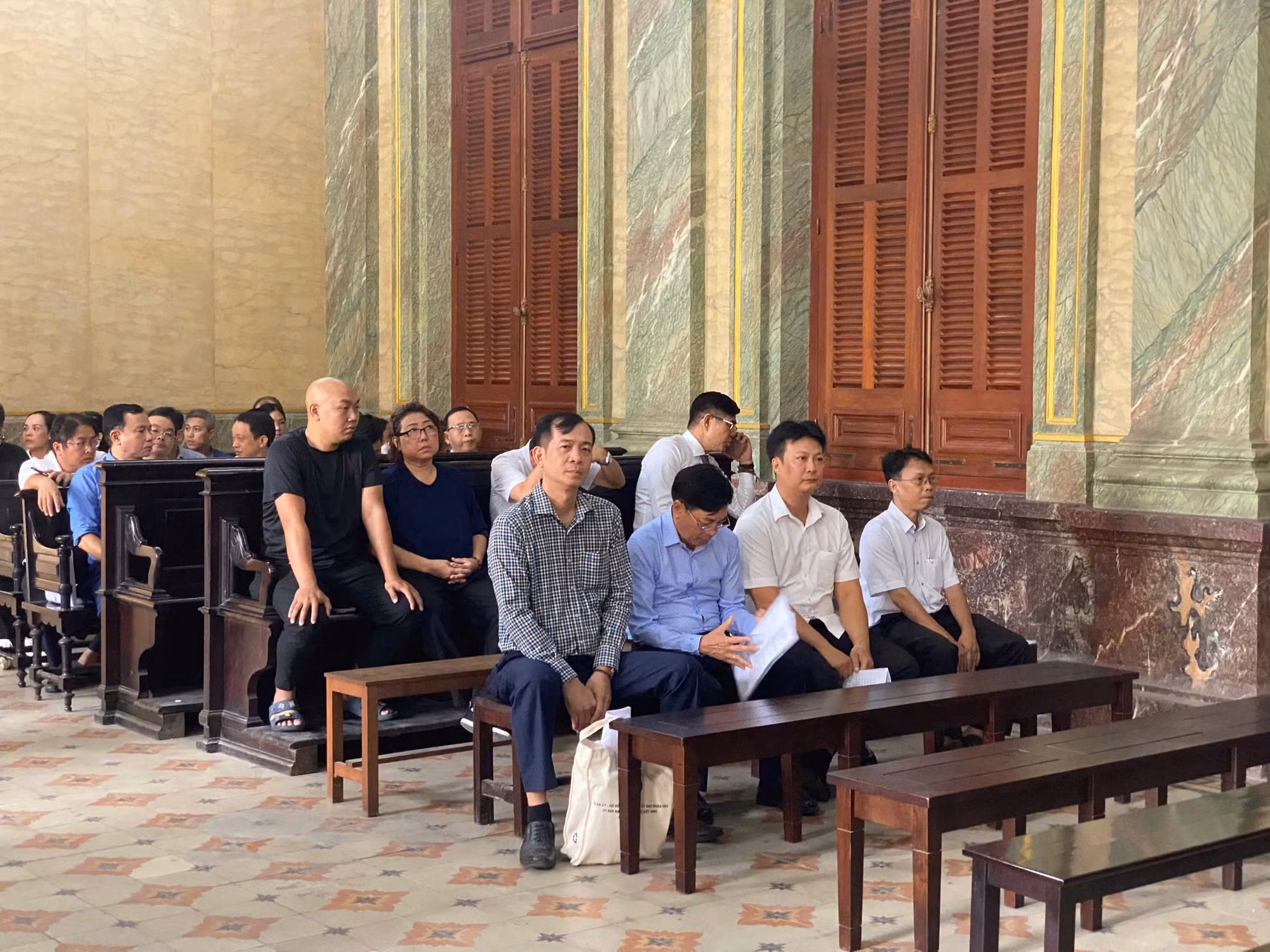 Phù phép từ&nbsp;tài sản của Nhà nước thành tài sản&nbsp;tư nhân, nhiều cán bộ hầu tòa -0
