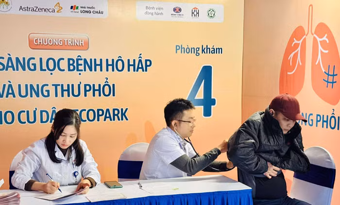 500 người dân tại Hưng Yên được khám, tư vấn bệnh hô hấp và sàng lọc ung thư phổi miễn phí -2
