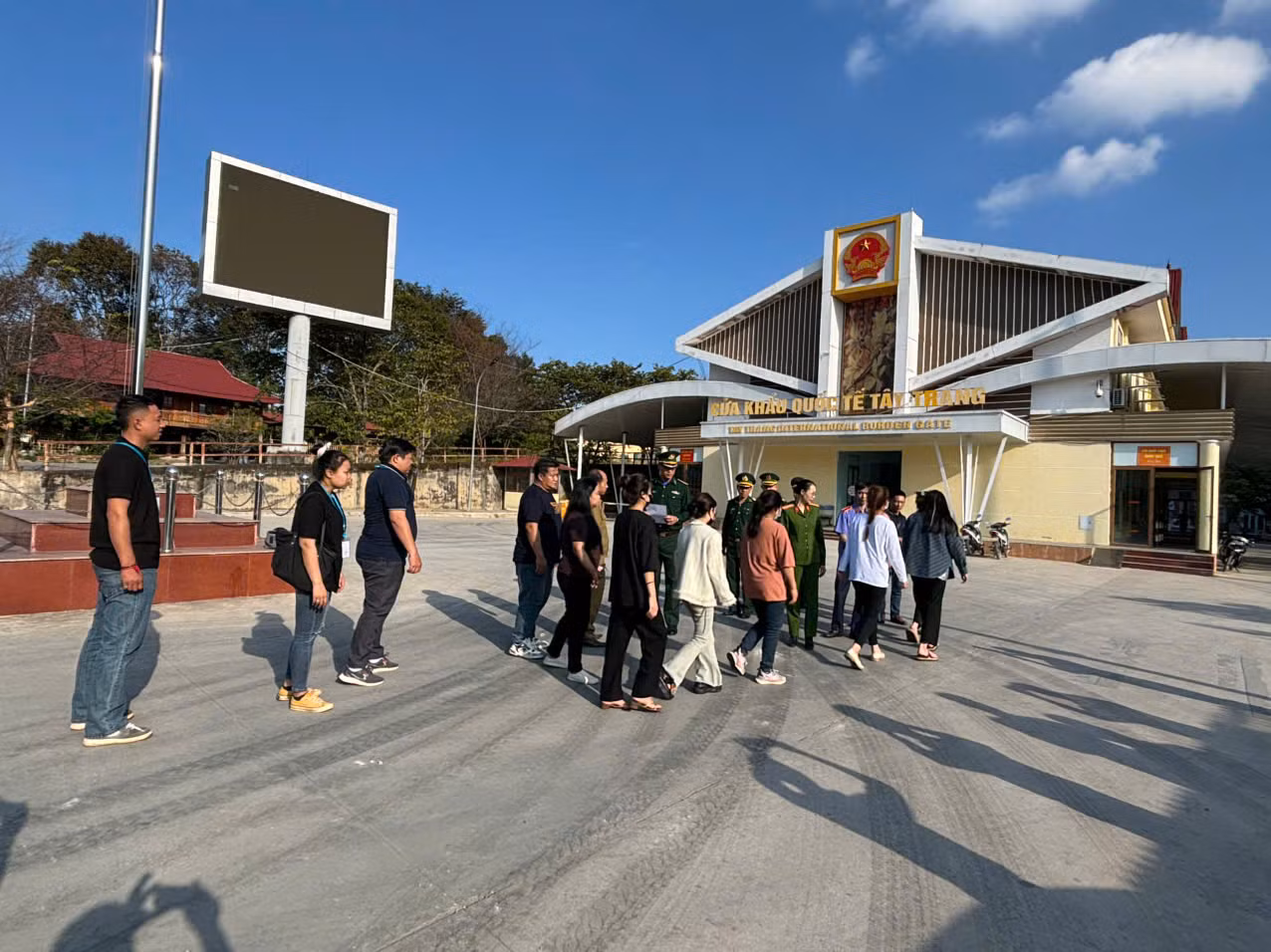 Giải cứu nhiều phụ nữ bị bán ra nước ngoài bóc lột tình dục -0