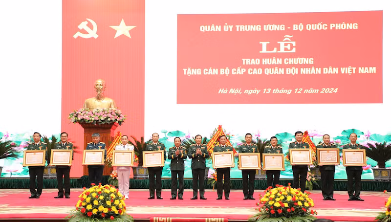 Quân ủy Trung ương, Bộ Quốc phòng tổ chức Lễ trao huân chương tặng cán bộ cấp cao Quân đội nhân dân Việt Nam. -0