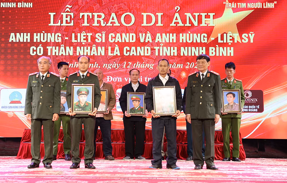 Hội Cựu CAND&nbsp;Ninh Bình tổ chức Lễ trao Di ảnh Anh hùng - Liệt sĩ CAND -0