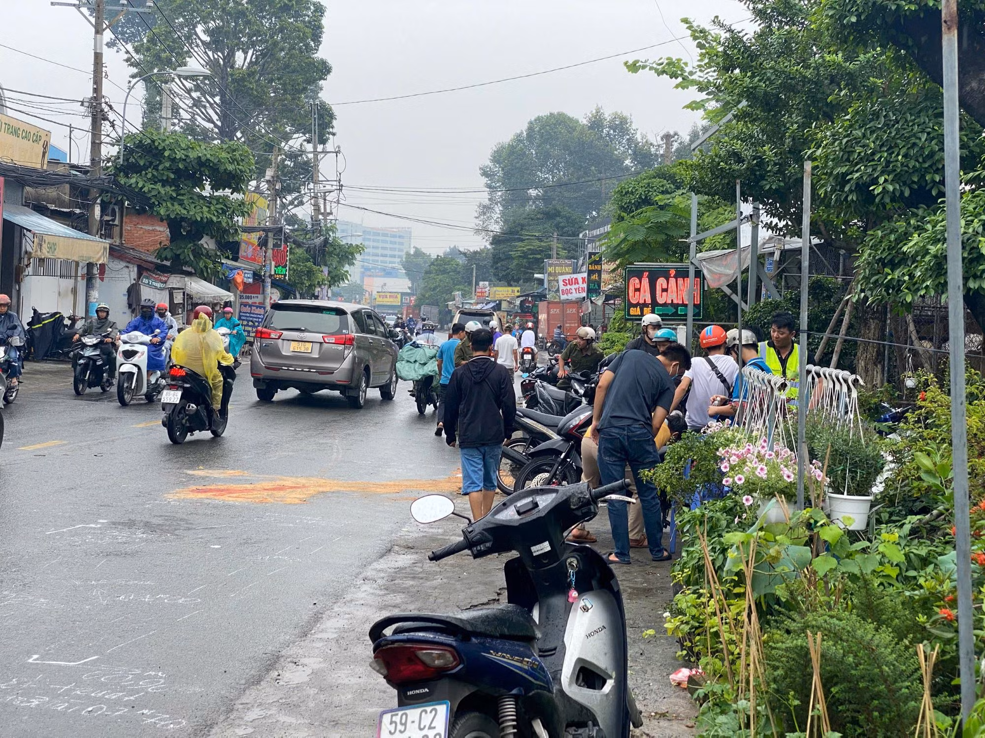 Nam sinh viên tử vong sau va chạm trên đường trơn trượt -0
