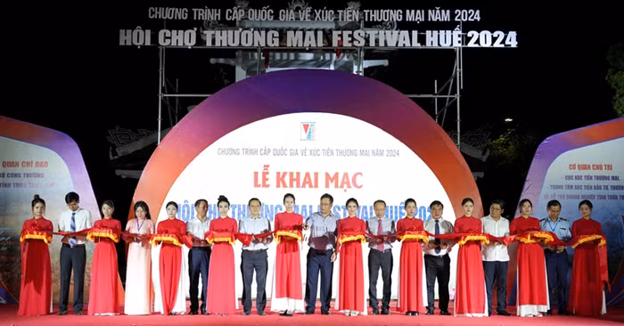 Hơn 230 tổ chức, doanh nghiệp tham gia Hội chợ thương mại Festival Huế 2024 -0
