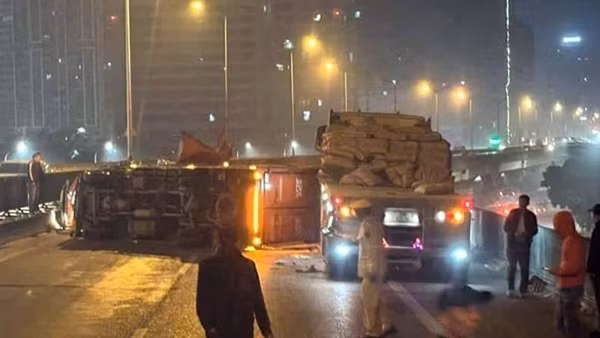 Tai nạn liên hoàn, xe tải lật chắn ngang đường Vành đai 3 trên cao lúc rạng sáng