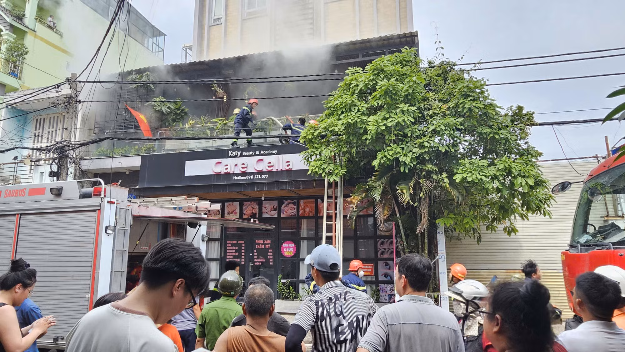 Giải cứu 15 người thoát khỏi đám cháy căn nhà 5 tầng -0