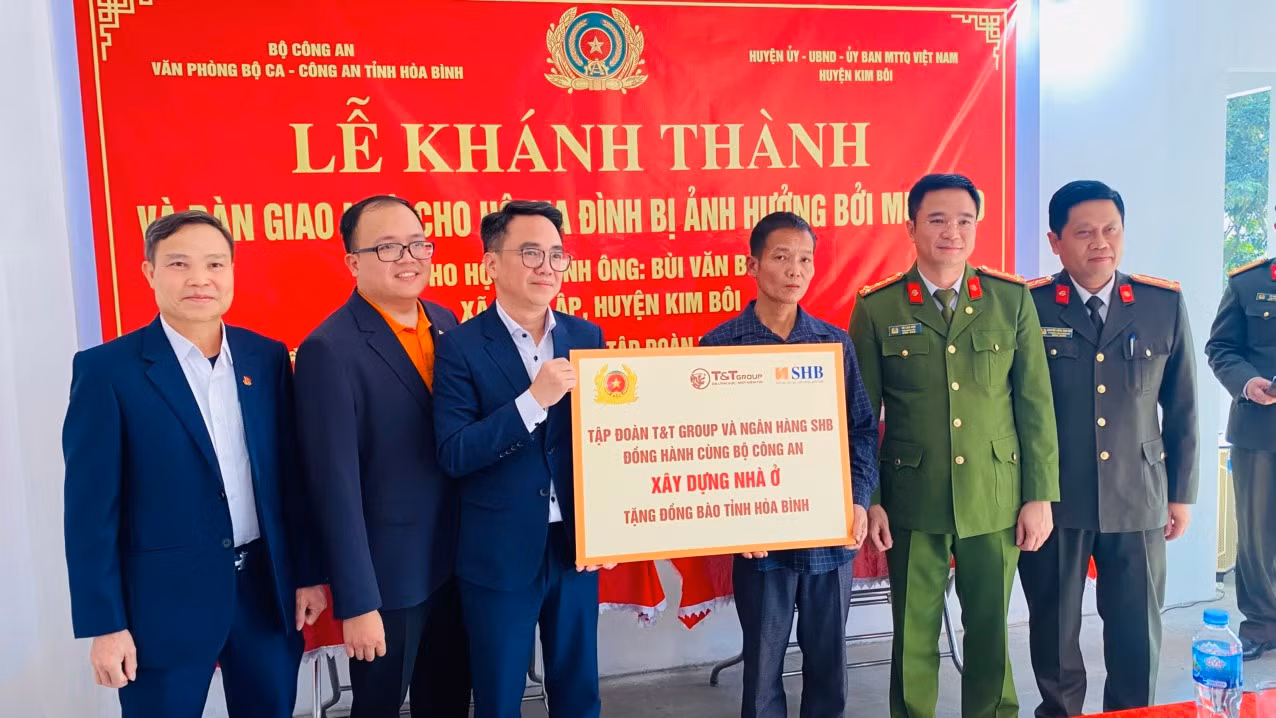 Trao nhà tình nghĩa cho cho hộ gia đình bị ảnh hưởng do bão số 3 ở Hòa Bình -0