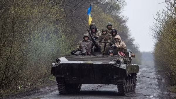 Mỹ cắt viện trợ, Ukraine sẽ trụ được bao lâu?