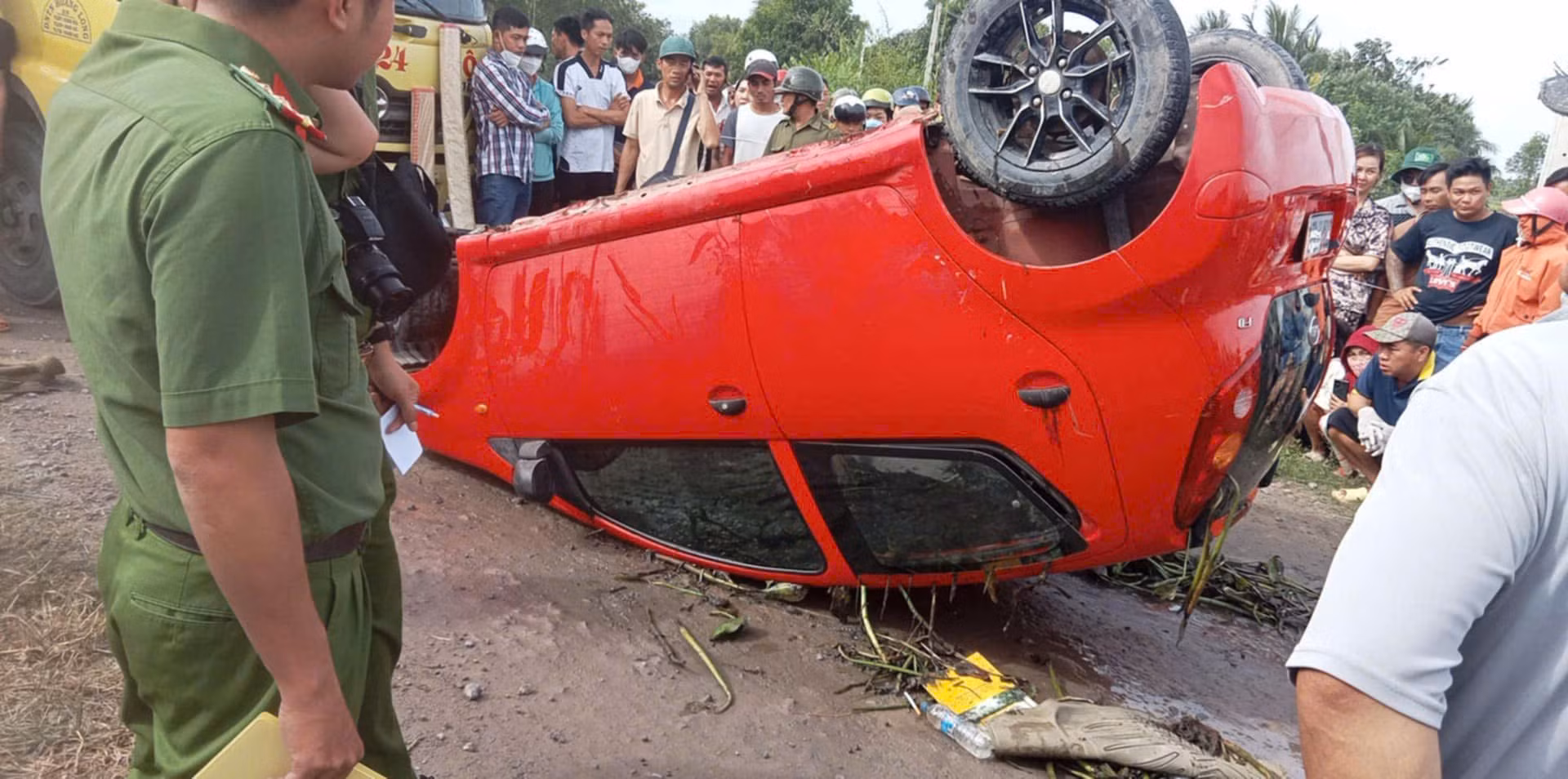 Lùi xe tránh phương tiện khác, xe ô tô rơi kênh, tài xế tử vong -0