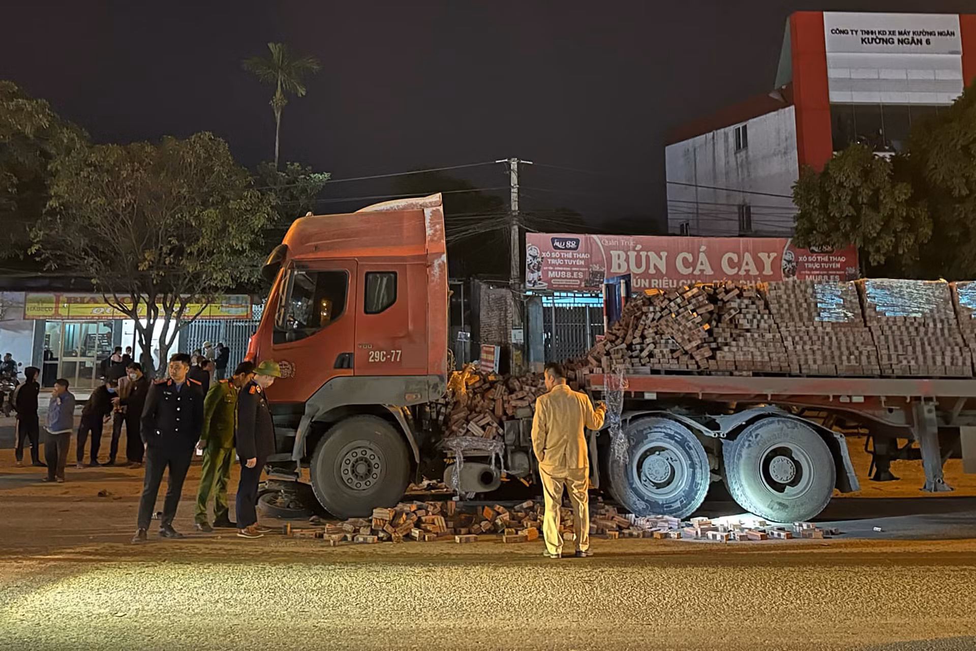 Xe máy kẹp ba đầu trần tông ô tô đầu kéo, 1 người tử vong -0