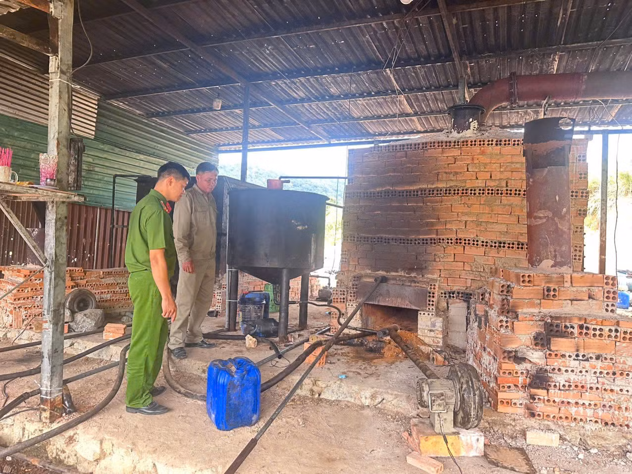 Phát hiện cơ sở tái chế hàng nghìn lít nhớt thải -0