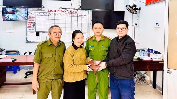 Biểu dương trách nhiệm của Công an phường và gương người tốt khi không tham tài sản nhặt được
