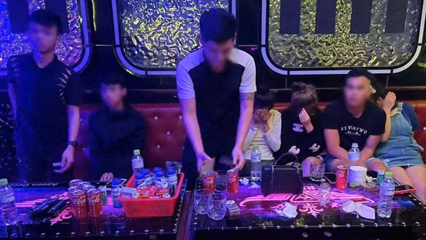 7 nam, nữ phê ma túy trong quán karaoke Ruby lúc rạng sáng