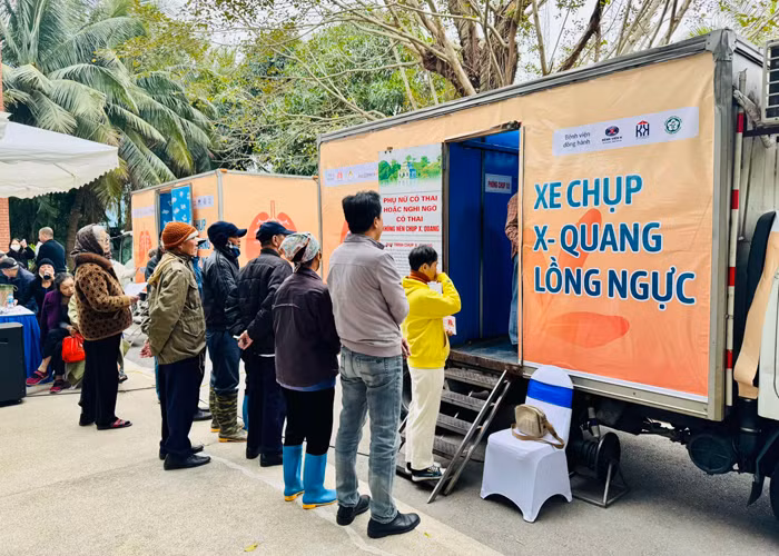 500 người dân tại Hưng Yên được khám, tư vấn bệnh hô hấp và sàng lọc ung thư phổi miễn phí -0