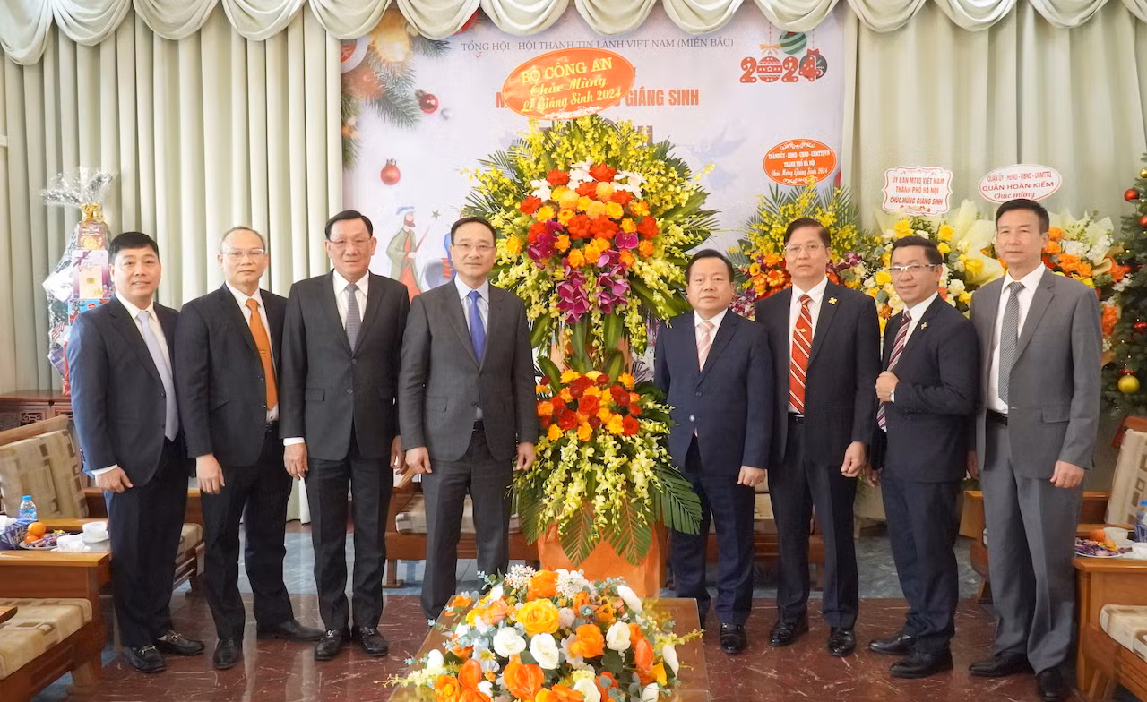 Lãnh đạo Bộ Công an chúc mừng các chức sắc, tín đồ Công giáo và Tin lành nhân Lễ Giáng sinh -0