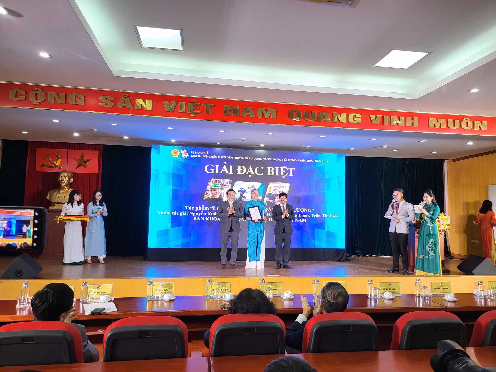 Trao giải thưởng báo chí tuyên truyền về sử dụng năng lượng tiết kiệm và hiệu quả -0