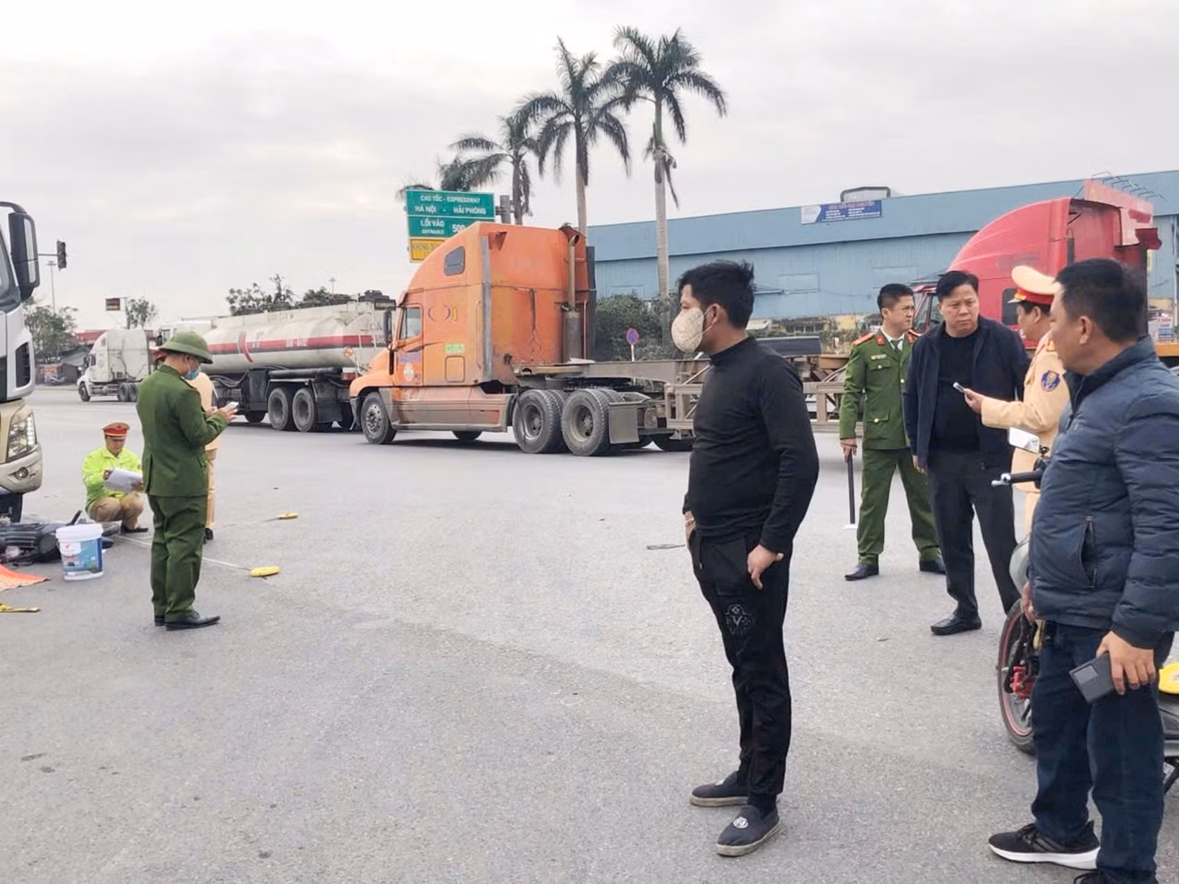 Va chạm với xe đầu kéo, 2 mẹ con tử vong -0