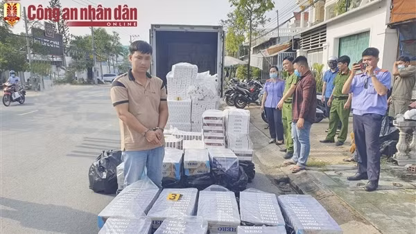 Vận chuyển 25.000 bao thuốc lá lậu từ Long An đến Sóc Trăng thì bị bắt