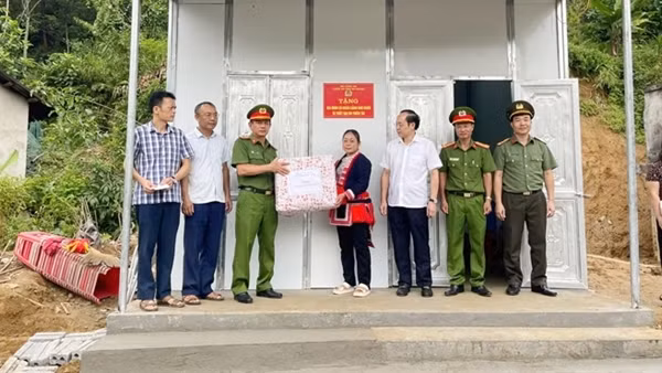 Những căn nhà ấm áp nghĩa tình sau mưa bão