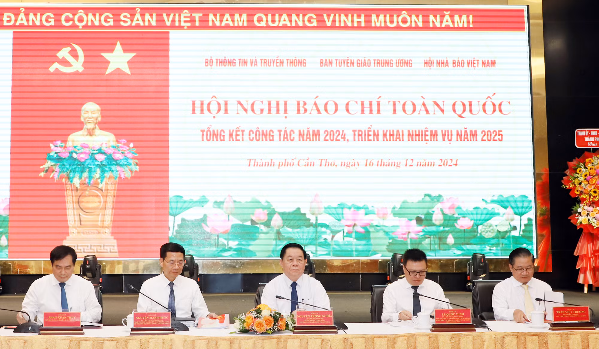 Xây dựng nền báo chí, truyền thông chuyên nghiệp, nhân văn, hiện đại -0