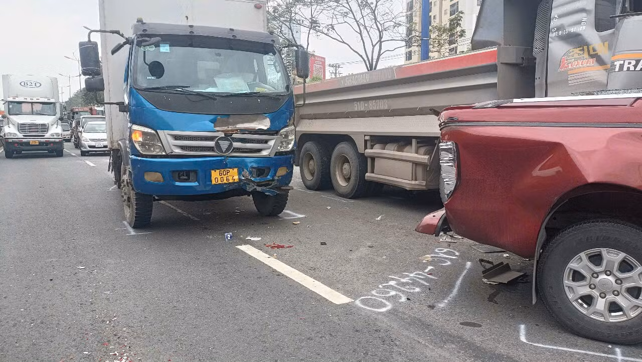 5 ô tô tông dây chuyền trên đường Võ Nguyên Giáp khiến giao thông ùn ứ -0