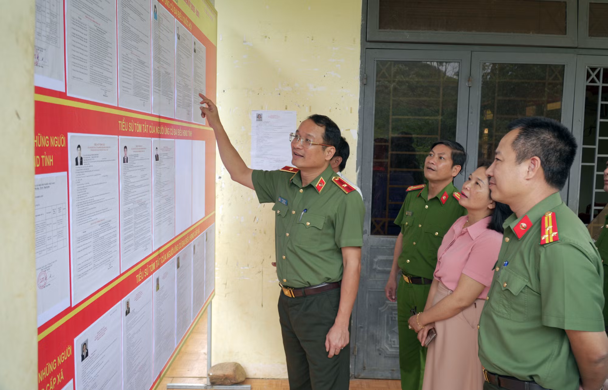 Công an cấp xã ở Quảng Ngãi đến tận nhà vận động cử tri -0
