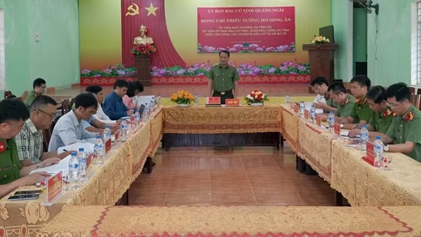 Công an cấp xã ở Quảng Ngãi đến từng hộ gia đình tuyên truyền bầu cử