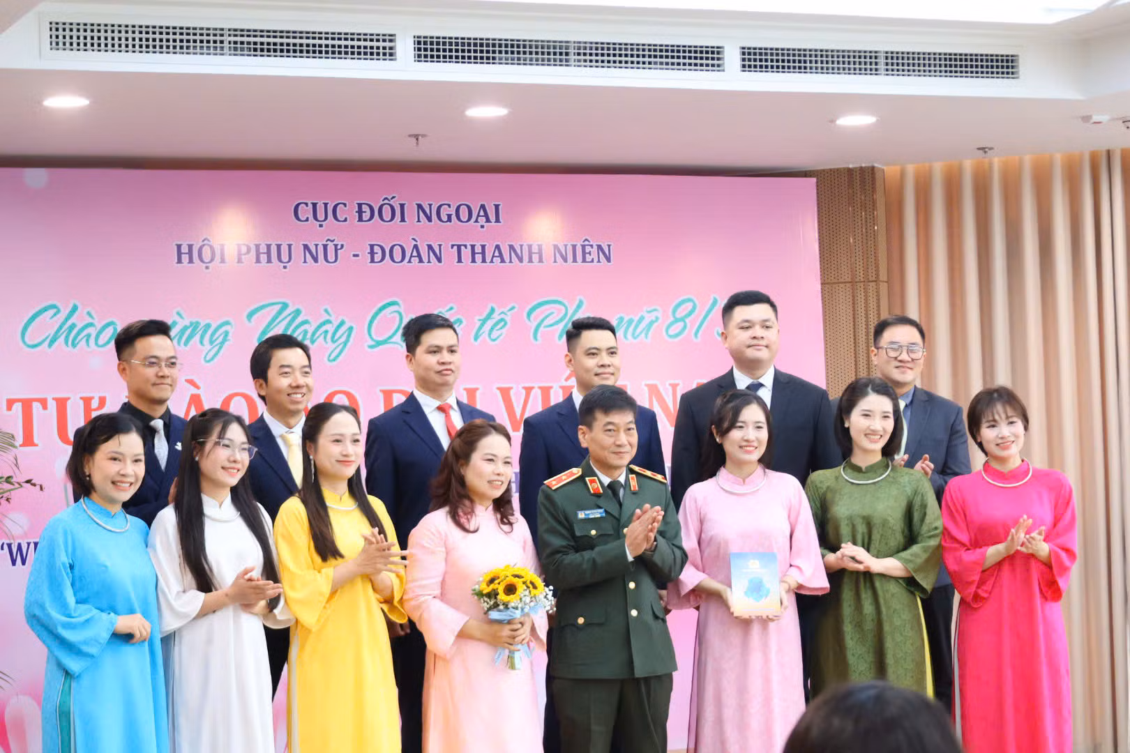 Sắc áo dài tỏa sáng tại Cục Đối ngoại -0