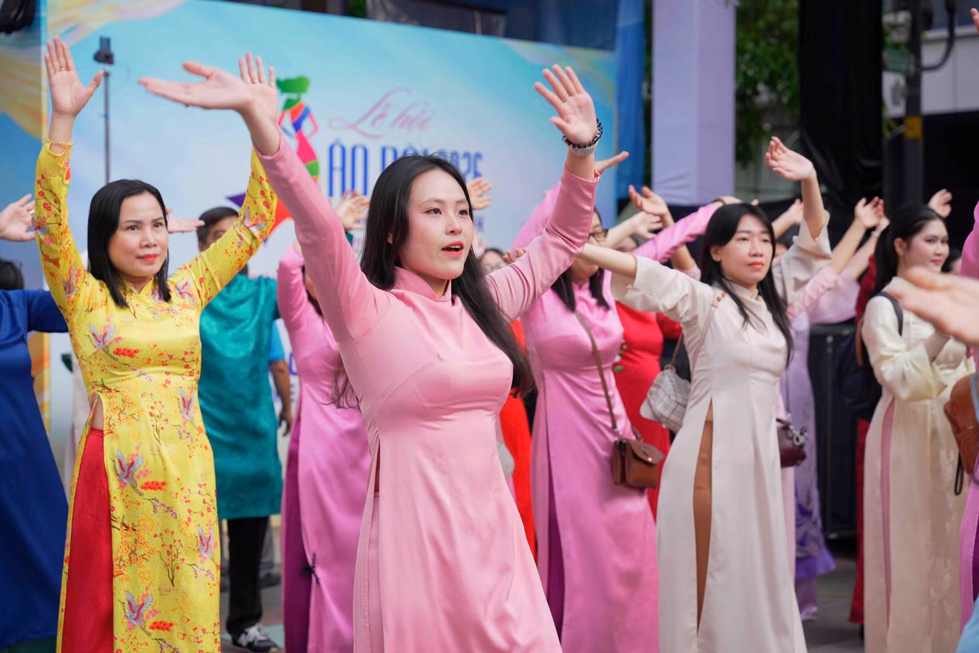 Hơn 58 ngàn người đồng diễn dân vũ áo dài tại TP Hồ Chí Minh -0