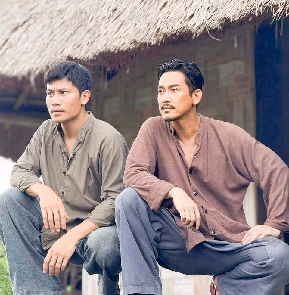 Chuyện về những nghệ sĩ hóa thân trong “Tận hiến” -0