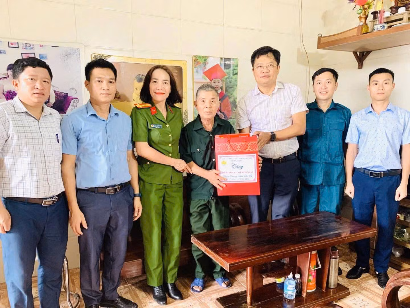 Bông hồng “thép” nơi phố biển Cửa Lò -0