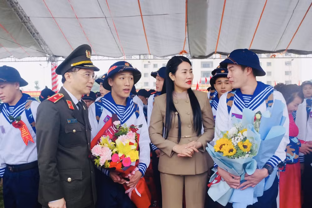 Gần 1.700 tân binh Hà Tĩnh náo nức lên đường nhập ngũ -0