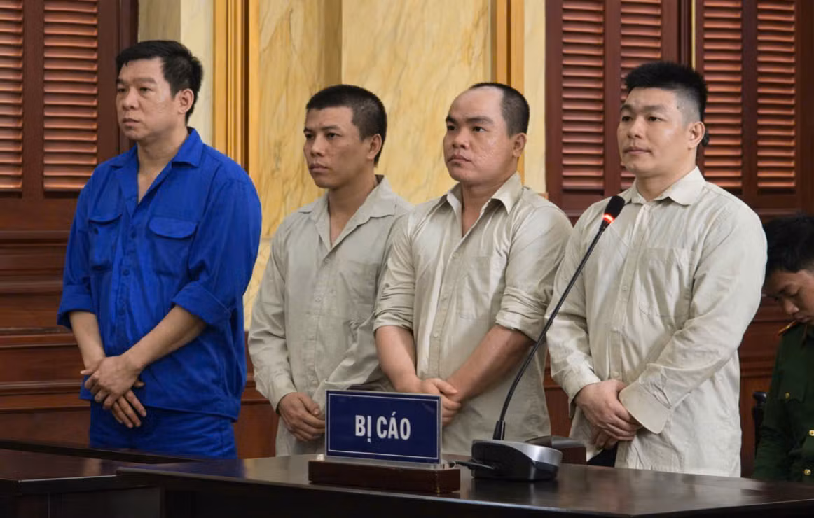 Chĩa súng vào đầu, ép giám đốc chi nhánh ngân hàng ký giấy nợ -0