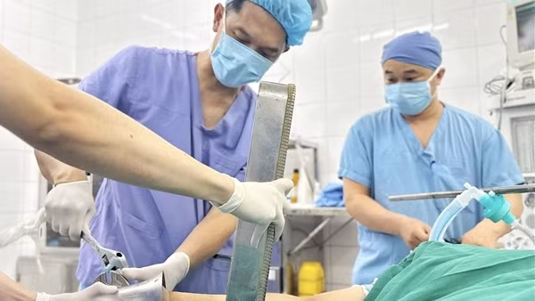 Người phụ nữ đến cấp cứu với bàn tay kẹt trong máy xay thịt