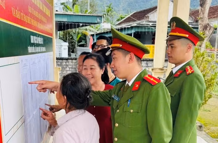 Công an xã rà soát chặt chẽ danh sách cử tri, sẵn sàng cho ngày bầu cử -0