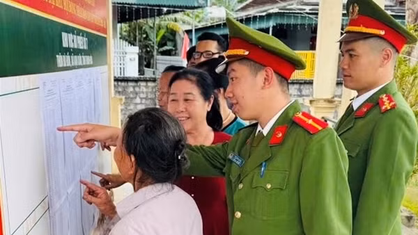 Công an xã rà soát chặt chẽ danh sách cử tri, sẵn sàng cho ngày bầu cử