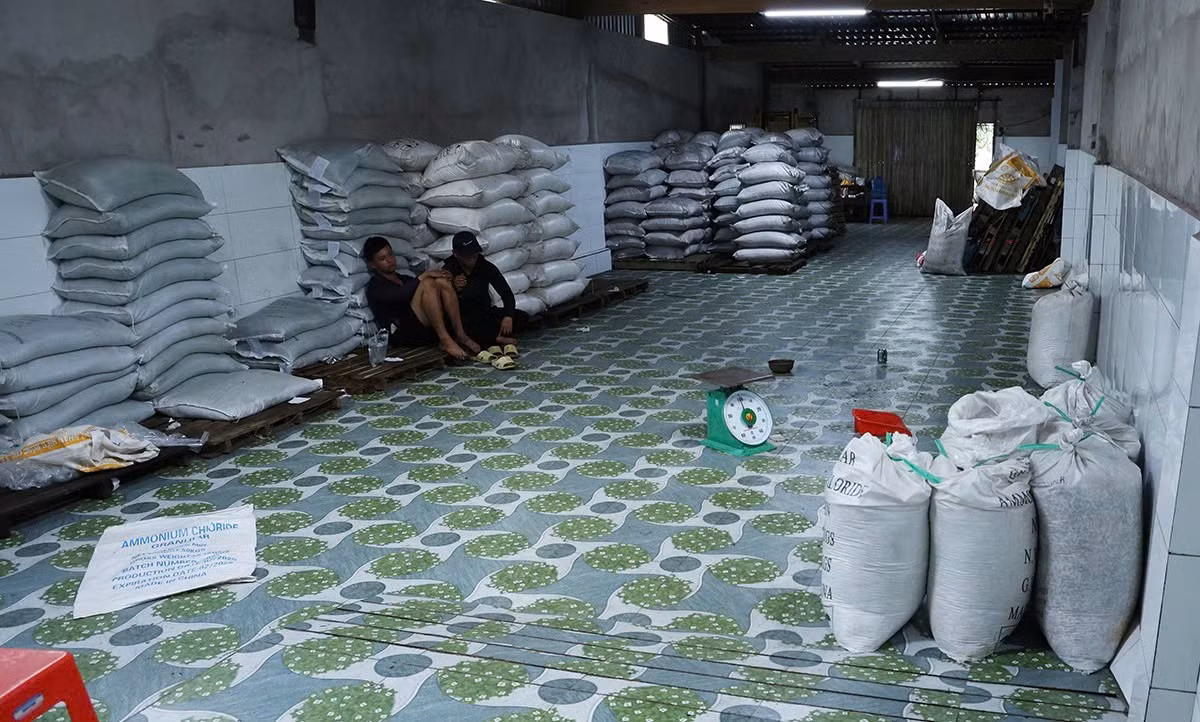 Bắt quả tang vụ sản xuất, vận chuyển phân bón chưa được phép lưu hành, sử dụng s -1