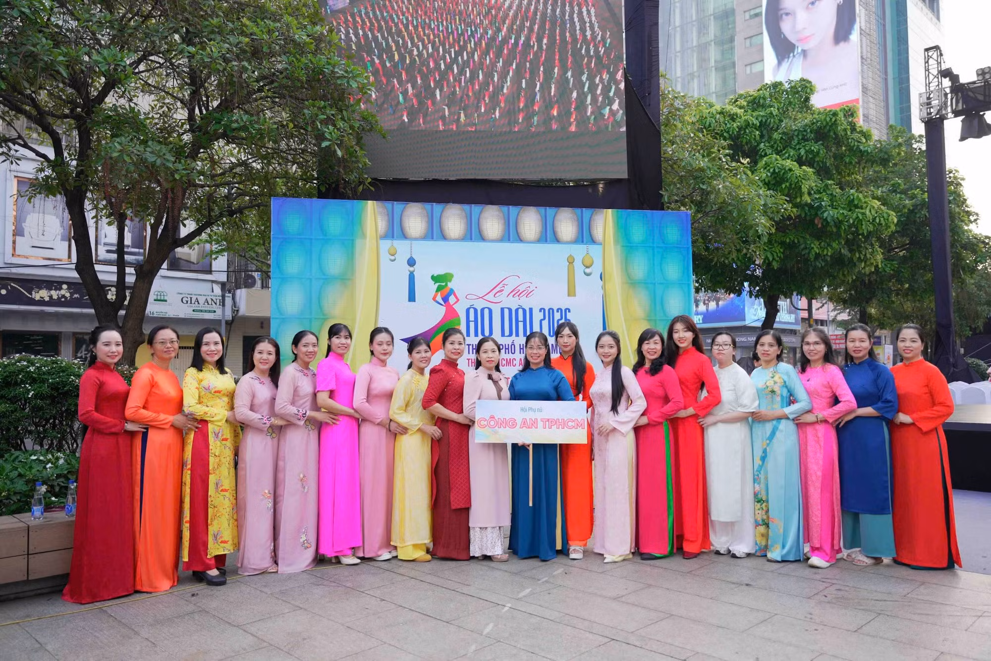 Hơn 58 ngàn người đồng diễn dân vũ áo dài tại TP Hồ Chí Minh -0