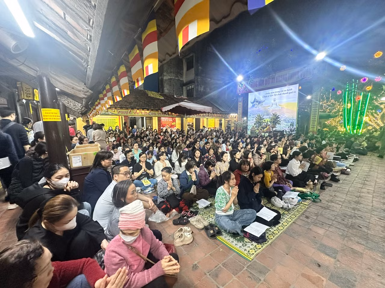 Hàng vạn người dân tham gia lễ cầu an tại chùa Phúc Khánh -0