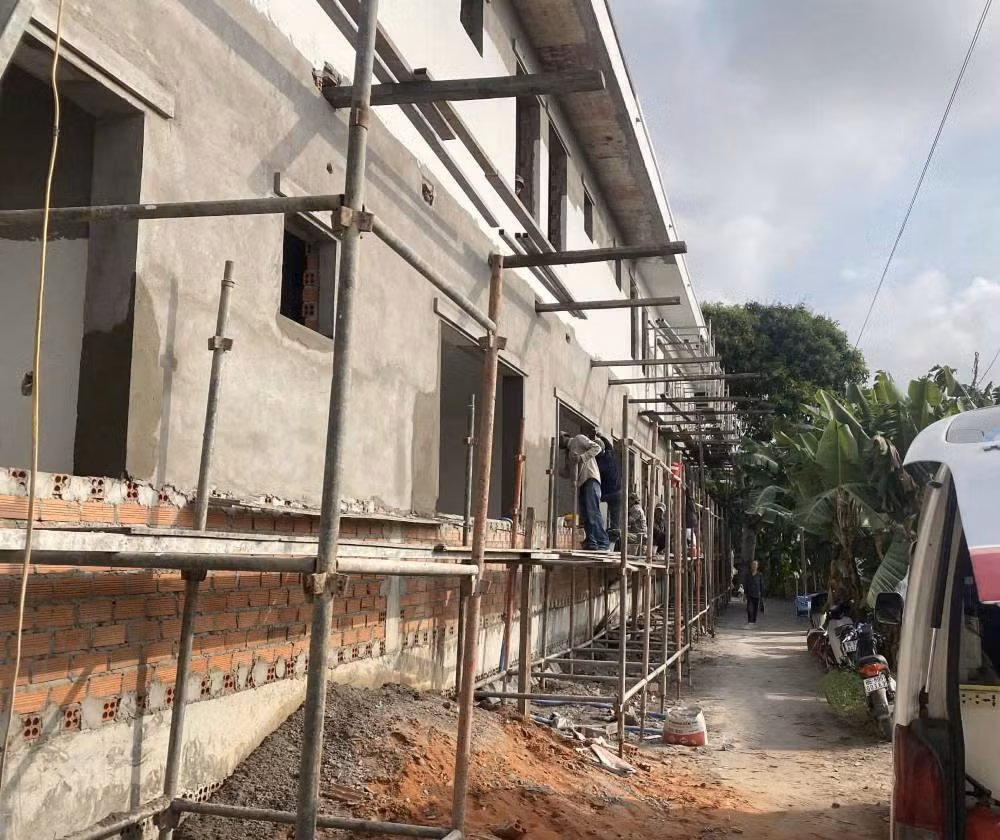 Rơi xuống từ giàn giáo, một thợ xây dựng bị thương nặng -0