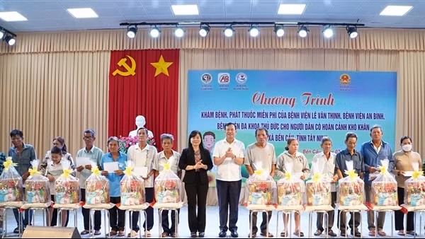 Thượng tướng Lê Tấn Tới tặng quà người dân Tây Ninh có hoàn cảnh khó khăn
