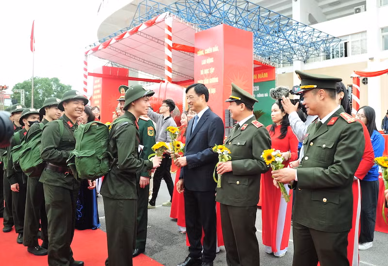 Bí thư Thành ủy Nguyễn Duy Ngọc dự lễ giao nhận quân tại điểm số 4 Ban chỉ huy phòng thủ khu vực 3 - Hồng Hà -3