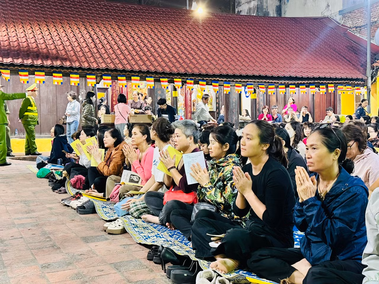 Hàng vạn người dân tham gia lễ cầu an tại chùa Phúc Khánh -0