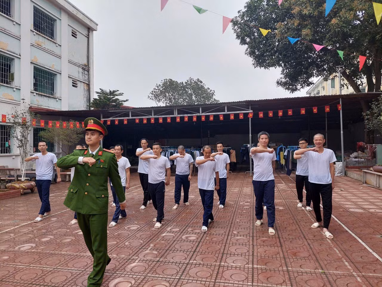 Hồi sinh những mảnh đời lầm lỡ -0